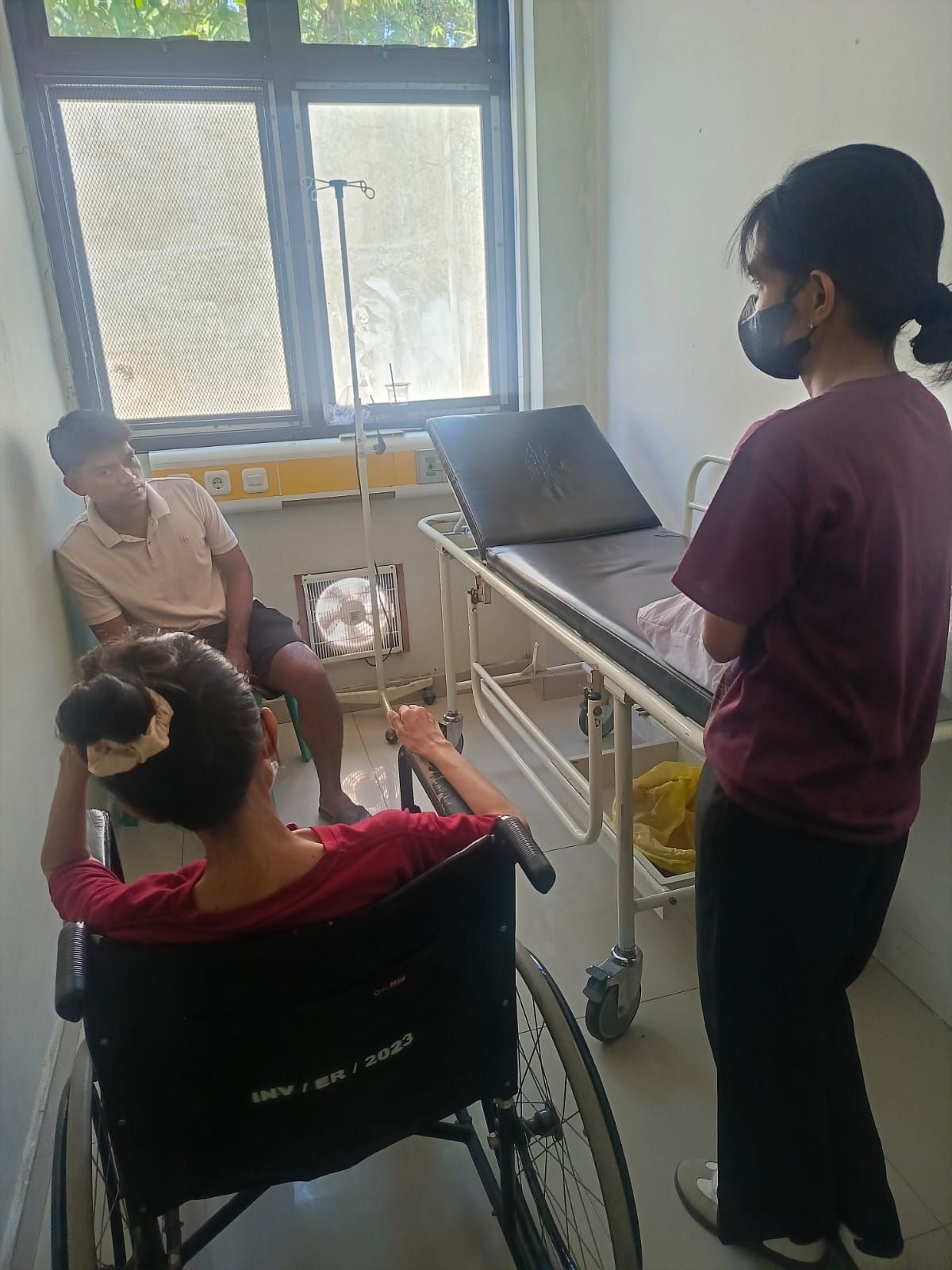 Mengatar dan mendampingi sdri Armi dan keluarga ke RS Kartini.