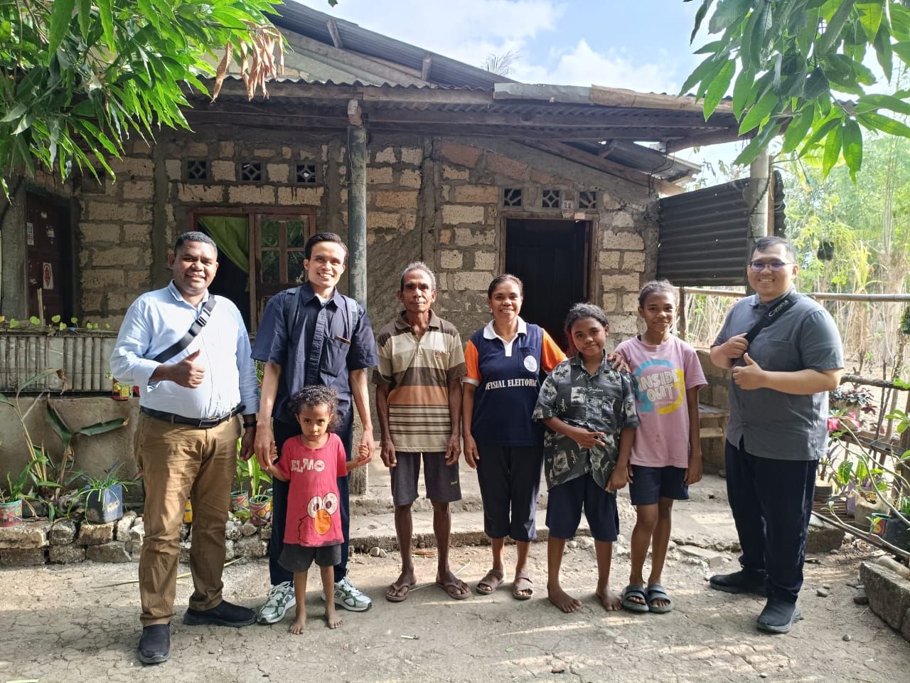 Kunjungan dan perawatan ke rumah keluarga anak sister house Ketintang (keluarga bapak Augusto Morais)